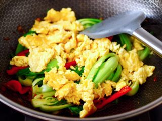 13、蒜蓉小油菜,这个时候加入炒熟的鹅蛋。