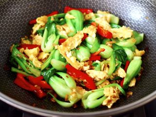 14、蒜蓉小油菜,大火把所有的食材翻炒均匀即可。