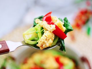 15、蒜蓉小油菜,营养丰富又下饭下酒,嘻嘻,太好吃了,我一人配着大馒头,美美滴吃了一盘。