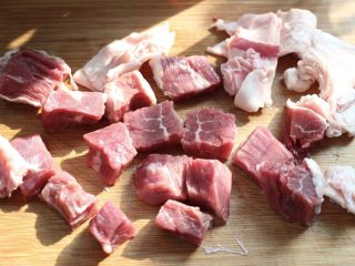 2、番茄牛腩汤,牛腩切块