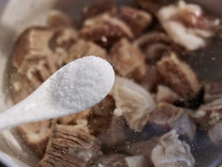 4、番茄牛腩汤,焯水后的牛腩放入汤碗中，加入适量清水，撒两勺盐