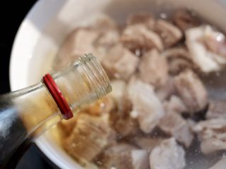 5、番茄牛腩汤,倒入料酒