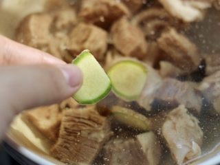 6、番茄牛腩汤,放入3片姜