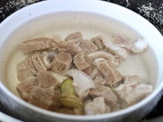 7、番茄牛腩汤,隔水放入电压锅