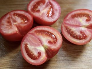 10、番茄牛腩汤,西红柿一切二，去蒂