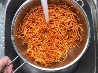 1、虫草花合蒸牛肉,将新鲜虫草花冲洗干净(没有新鲜的可以用干的泡发后食用)