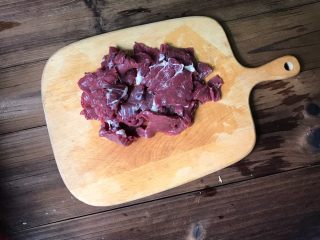 2、虫草花合蒸牛肉,将牛肉切成薄片(牛肉不要顺着纹理切 这样的牛肉不会嫩滑)