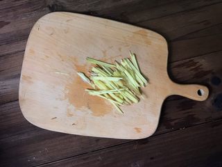 3、虫草花合蒸牛肉,生姜切成细丝