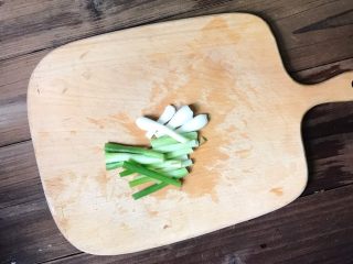 4、虫草花合蒸牛肉,小葱取葱白部分