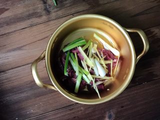 5、虫草花合蒸牛肉,将牛肉放到碗里 先加入姜丝 葱白和料酒