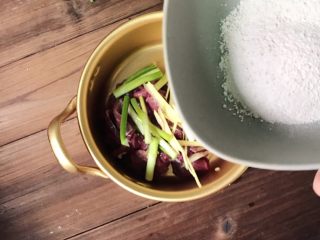 6、虫草花合蒸牛肉,倒入淀粉