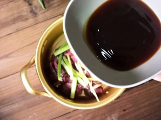 7、虫草花合蒸牛肉,倒入蚝油