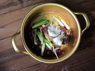 8、虫草花合蒸牛肉,将所有食材放入碗中