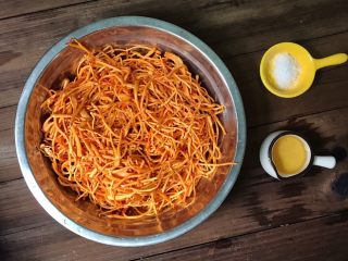 9、虫草花合蒸牛肉,虫草花洗净后沥干水分放进大一点的容器内