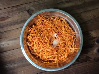 10、虫草花合蒸牛肉,依次放入食盐和色拉油