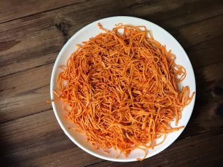 12、虫草花合蒸牛肉,将搅拌好的虫草花平铺在盘子上