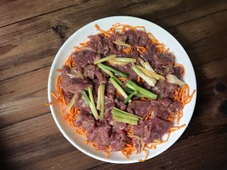 13、虫草花合蒸牛肉,最后将腌制好的牛肉平铺在虫草花上面