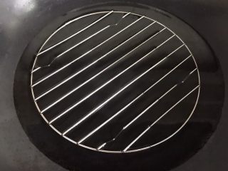 14、虫草花合蒸牛肉,锅里倒入适量清水和蒸架