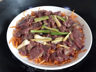 15、虫草花合蒸牛肉,大火烧开后放入食材
