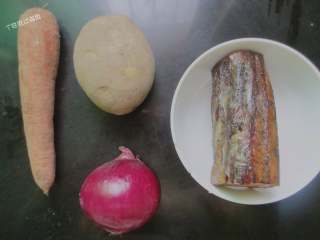 1、腊肉土豆片,准备食材