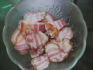 2、腊肉土豆片,腊肉用温水浸泡一下，然后切成片