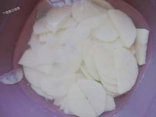 3、腊肉土豆片,土豆去皮薄片凉水浸泡一下