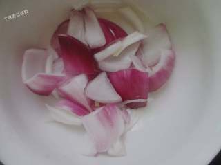 4、腊肉土豆片,洋葱去老皮，切成大片