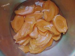 5、腊肉土豆片,胡萝卜去皮薄片凉水浸泡一下