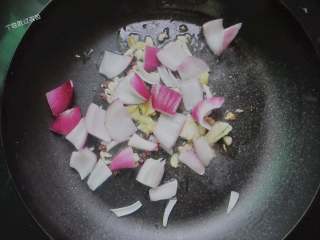 6、腊肉土豆片,锅内放入少许油，用姜末蒜末爆香，倒入洋葱炒出香味