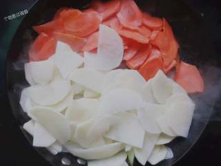 8、腊肉土豆片,倒入土豆片和胡萝卜片大火翻炒，