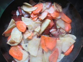 9、腊肉土豆片,加五香粉、胡椒粉、酱油、少许盐进行调味
