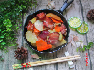 11、腊肉土豆片,爱吃辣椒者可加干红辣椒炝锅，味道更香。腊肉本身有咸味，老抽与盐适量