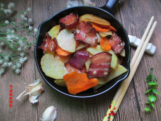 13、腊肉土豆片,十分钟就能搞定一盘色香味俱佳的营养快手菜