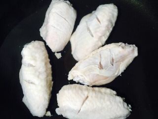 4、红烧鸡翅,锅中倒入清水放入鸡翅