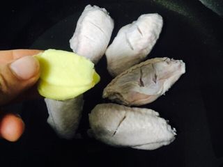 5、红烧鸡翅,放入两片姜片