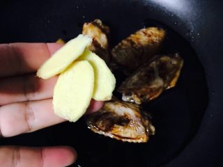 13、红烧鸡翅,三片姜片