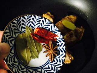 15、红烧鸡翅,倒入香叶、八角、辣椒搅拌一下