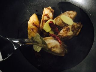 16、红烧鸡翅,倒入热水莫过鸡翅即可