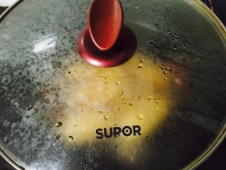 18、红烧鸡翅,盖上锅盖大火煮五分钟转中火煮十五分钟