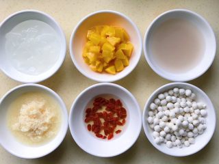 1、水果酒酿圆子羹,黄桃切丁，水淀粉或藕粉加水拌匀，枸杞泡水