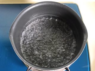 2、水果酒酿圆子羹,500克水烧开，放入小圆子煮开