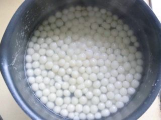 3、水果酒酿圆子羹,直到小圆子全部浮起，如图