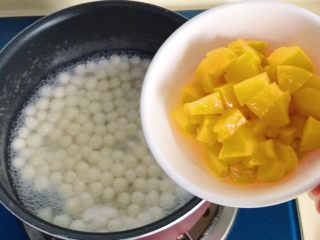 4、水果酒酿圆子羹,放黄桃
