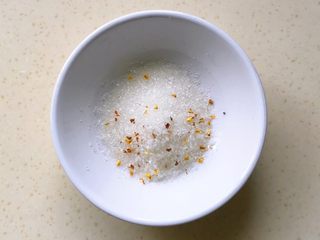 7、水果酒酿圆子羹,倒入桂花糖搅拌均匀