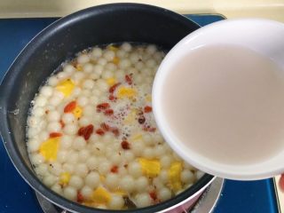 9、水果酒酿圆子羹,全程都是大火，再倒入芡汁