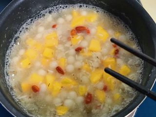10、水果酒酿圆子羹,用筷子搅拌均匀，这时候汤汁变得浓稠了