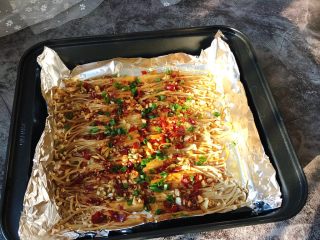 7、蒜香金针菇,出炉撒点葱花，开吃