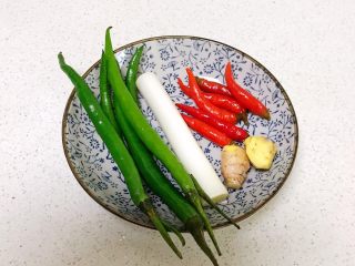 1、青椒炒猪肝,准备辅料:尖椒,泡椒小米辣,鲜姜,大葱