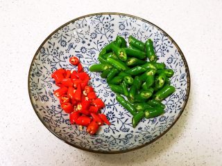 2、青椒炒猪肝,把小米辣切成小段,尖椒切成小段