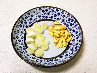 3、青椒炒猪肝,把大葱切成葱花,鲜姜切成小片